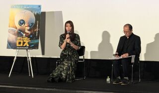 東京国際映画祭で「野生の島のロズ」を解説する宇垣美里さん（左）と藤津亮太さん（TOHOシネマズ日比谷）